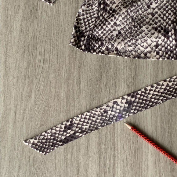 Diane Von Furstenberg Silk Jersey Wrap Tie Animal Printed Top Size 4 - Picture 7 of 9